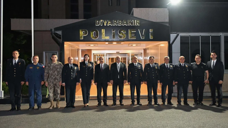 Diyarbakır'da Emniyet Mensupları İçin Rütbe Terfi ve Plaket Töreni Gerçekleştirildi