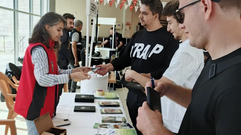 Düzce Üniversitesi'nde Öğrencilere Emniyetten Güvenlik ve Bilinçlendirme Standı