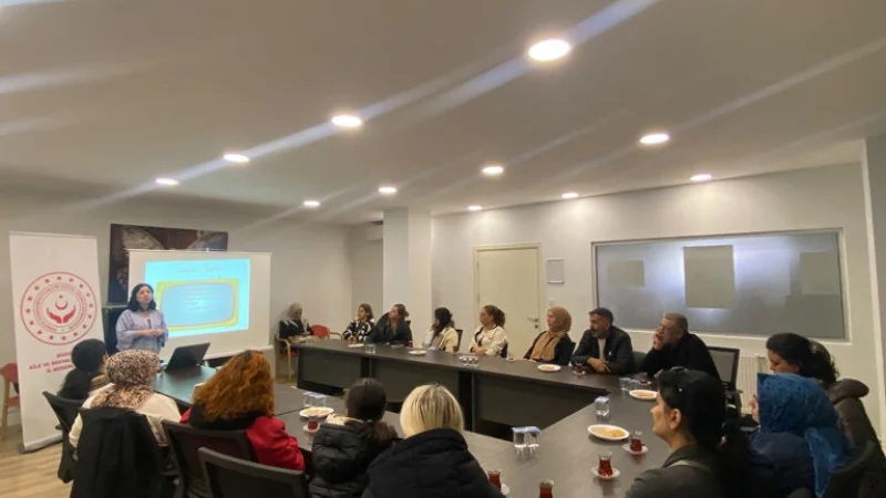 Düzce'de Aile Okulu Projesi Kapsamında Çocuk Yetiştirme Eğitimi Verildi