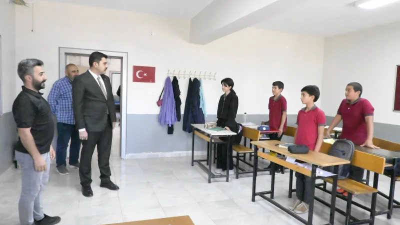 Gürün'de Okul Ziyareti: Kaymakam Özkan Öğretmen ve Öğrencilerle Buluştu