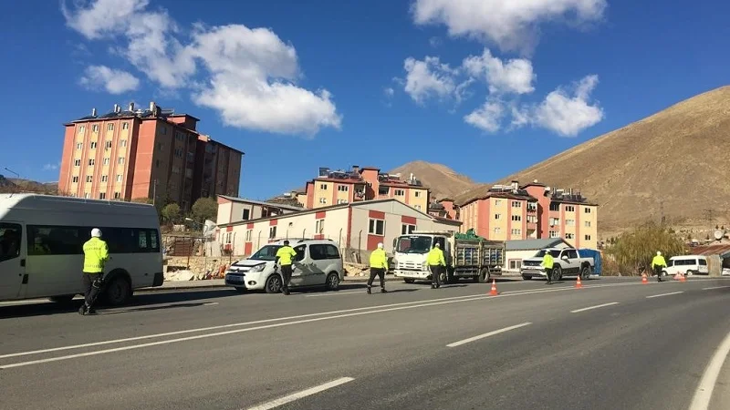 Hakkari'de Kış Lastiği Denetimleri Sürüyor