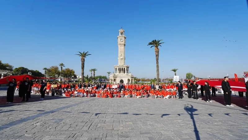 İzmir'de Cumhuriyet'in 103. Yıl Dönümü Coşkusu Bando Gösterileriyle Meydanlara Taşındı