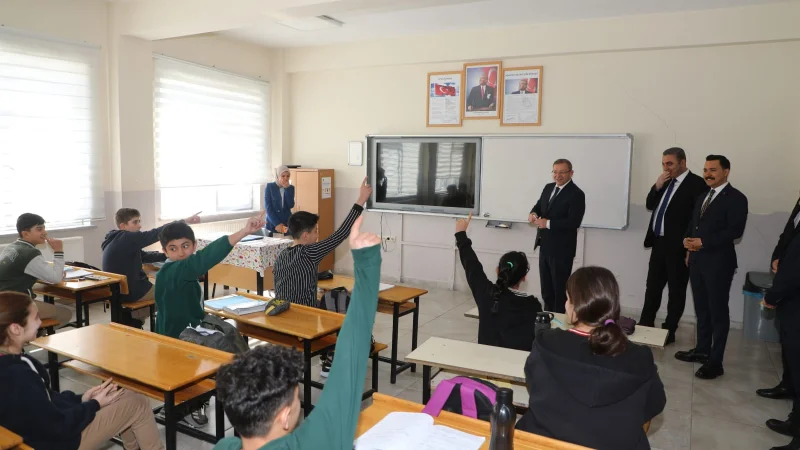Kars Valisi Ziya Polat Akyaka'da Öğrencilerle Bir Araya Geldi