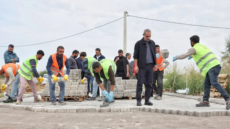 Kayapınar'da Kırsal Mahallelere Yol ve Parke Çalışması