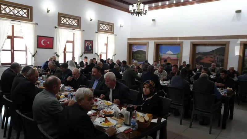 Nallıhan'da Muhtarlar Günü Kapsamında Çelenk Sunuldu ve Kahvaltı Düzenlendi