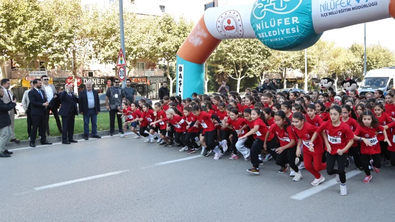 Nilüfer'de Bin 749 Öğrenci Cumhuriyet İçin Koştu