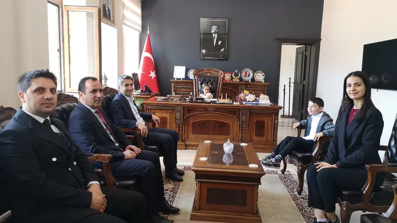 Sarıkamış'ta 23 Nisan Coşkusu: Kaymakamlık Koltuğu Öğrencilere Emanet