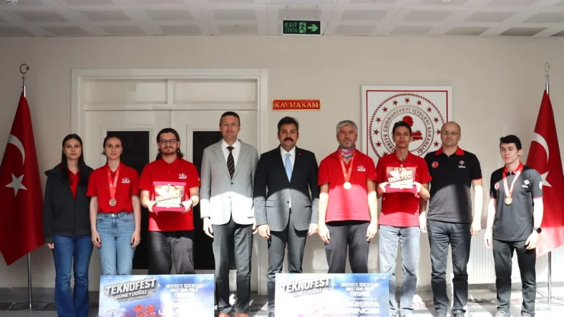 Şarkışla'da TEKNOFEST Başarısı: Dereceye Giren Öğrenciler Kaymakamlıkta Ağırlandı