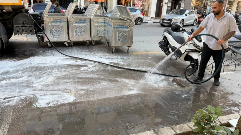 Şehzadeler'de Çöp Konteynerlerinde Dezenfekte Seferberliği