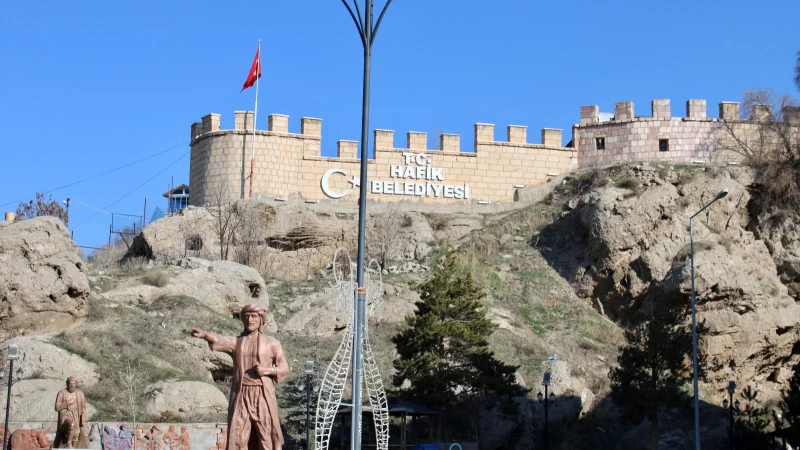 Sivas Hafik'te gönüllü kadınlar depremzedeler için ekmek pişiriyor