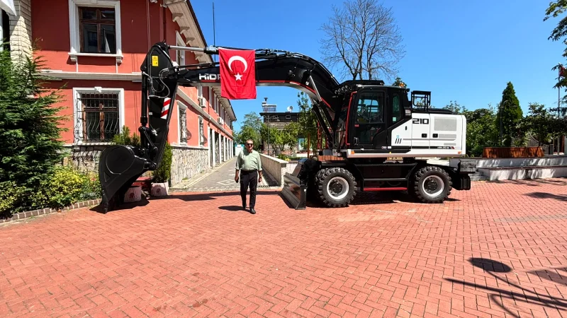 Sürmene Belediyesi'nin Araç Filosu Yeni Ekskavatörle Güçlendi