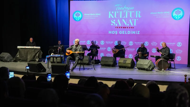 Trabzon'da Esat Kabaklı Rüzgarı: Sevilen Türkülerle Unutulmaz Konser