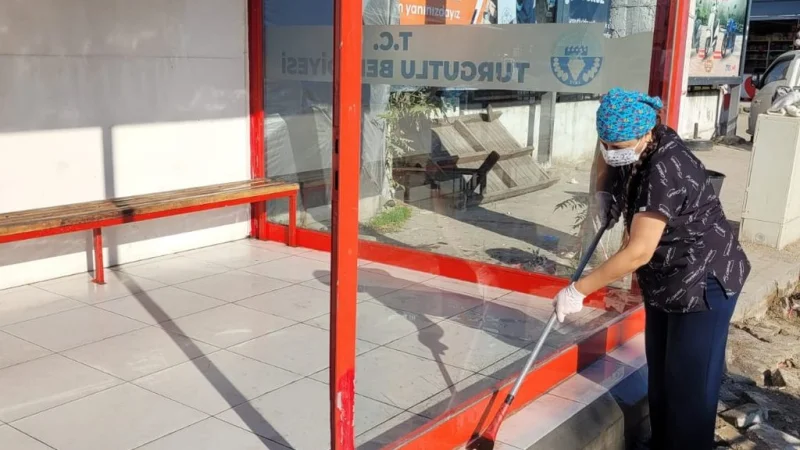 Turgutlu'da Servis Bekleme Duraklarında Kapsamlı Temizlik Çalışması
