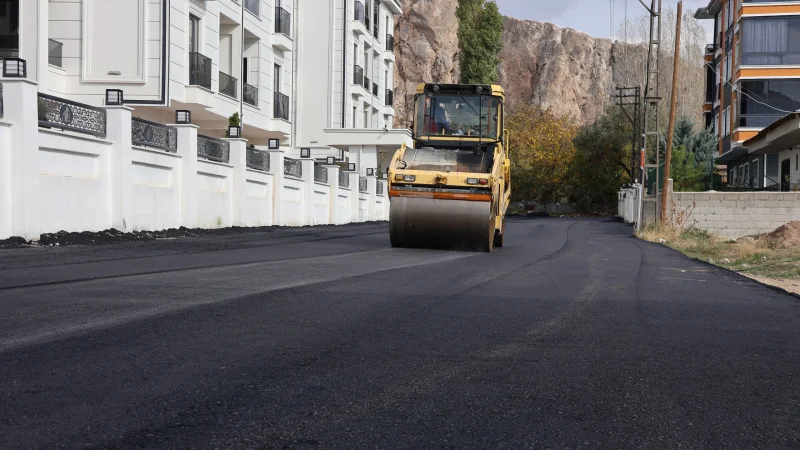 Tuşba'da Altyapı Atılımı: İstasyon Mahallesi'nde Asfalt Serimi Başlatıldı