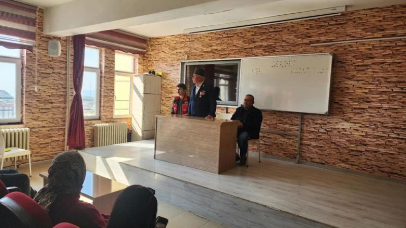 Adıyaman'da Öğrenciler ve Gaziler 'Vatan ve Kahramanlık Buluşması'nda Bir Araya Geldi