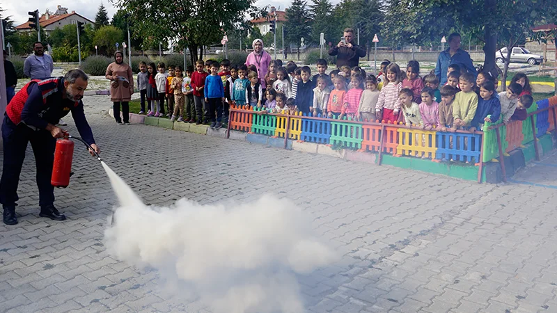 Afyonkarahisar'da Minik Öğrencilere Yangın ve Deprem Tatbikatı
