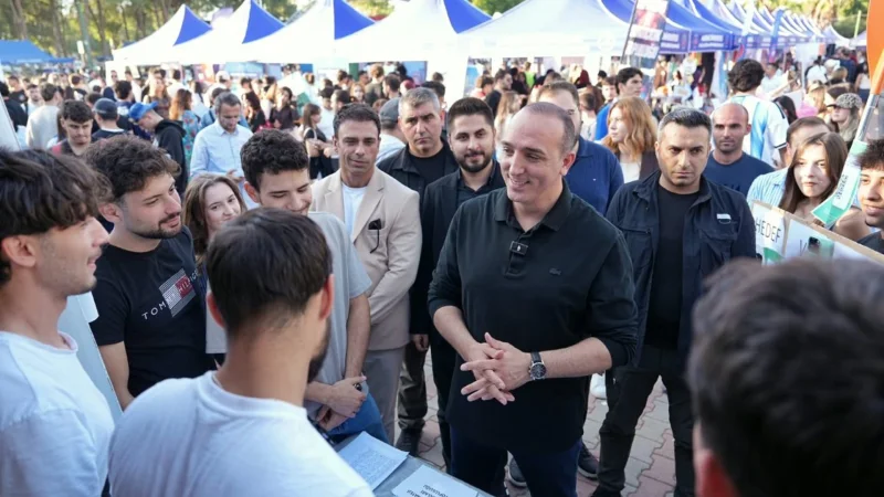 Antalya'da Üniversiteli Gençlerle Buluşan Başkan Kotan Stantları Gezdi