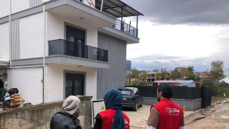 Başiskele'de Selden Etkilenen Hanelere Gönül Bağı Ekiplerinden Ziyaret