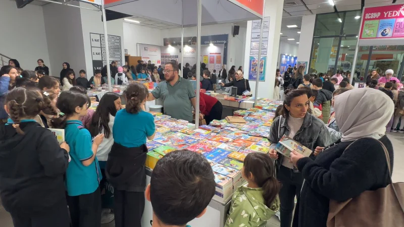 Çayırova'da Kitap Günleri Ziyaretçilerden Tam Not Aldı