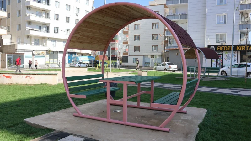 Ceylanpınar'da Yeni Park Çalışmaları Sürüyor: Kamelya Montajları Başladı