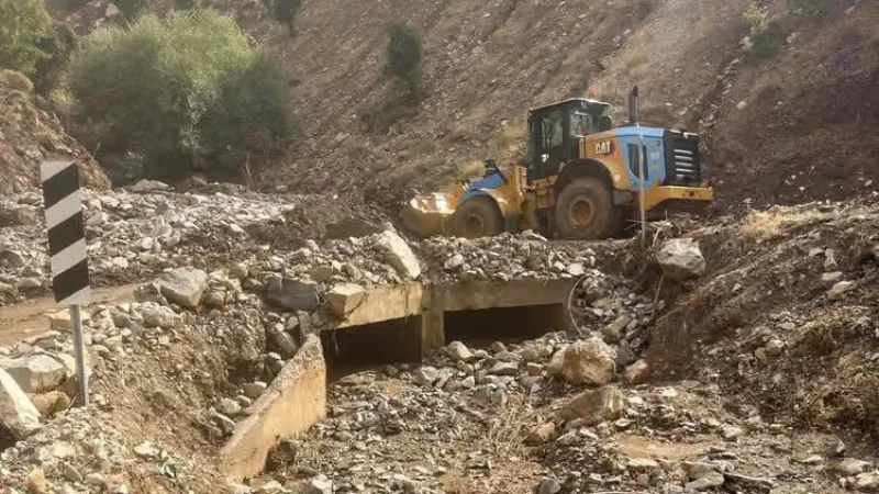 Diyarbakır'da Bismil Akpınar Caddesi Sıcak Asfaltla Yenileniyor