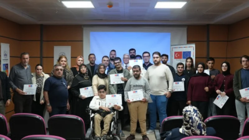 Elazığ'da Dijital Gençlik Merkezi Kursiyerleri Sertifikalarını Aldı