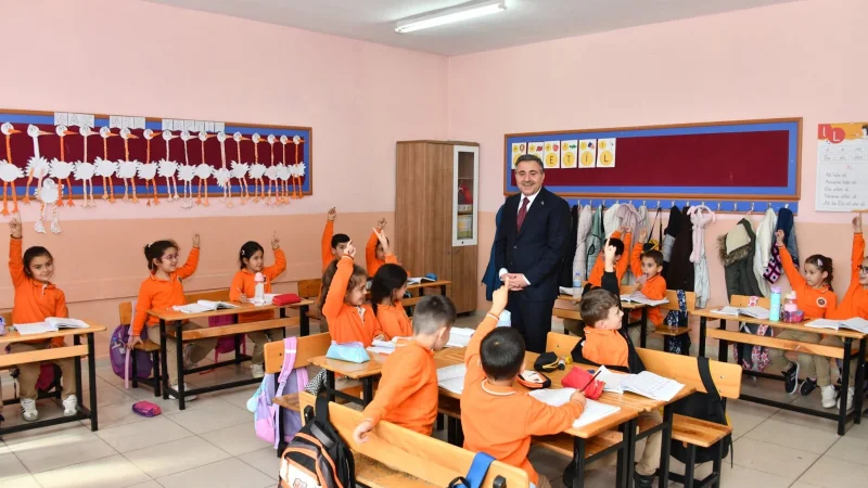 Gümüşhane Valisi Cevdet Atay'dan Kelkit Cumhuriyet İlkokulu'na Ziyaret