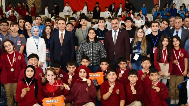 Gümüşhane'de Gençler Teknoloji Şenliğinde Buluştu: 200 Öğrenci Robotik Yarışmasında Ter Döktü