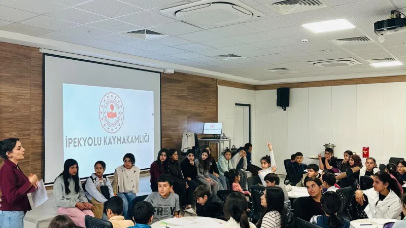 İpekyolu İlçe Halk Kütüphanesi'nde Metin Okuma Atölyesi Başladı
