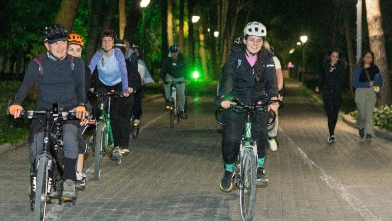 İzmir'de görme engelliler Kültürpark'ta tandem bisikletle pedal çevirdi