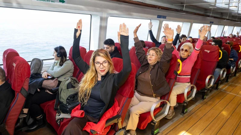 İzmir'de vapur yolcuları güne körfez manzarası eşliğinde sporla başlıyor