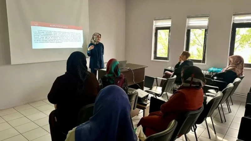 Karabük'te Aile ve Destek Merkezi Kursiyerlerine Bakanlık Hizmetleri Anlatıldı