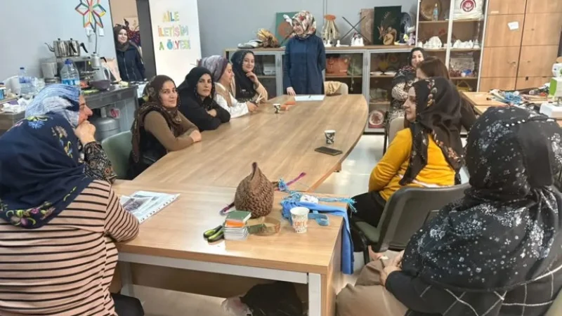 Karabük'te Aile ve Destek Merkezi kursiyerlerine sosyal hizmet bilgilendirmesi
