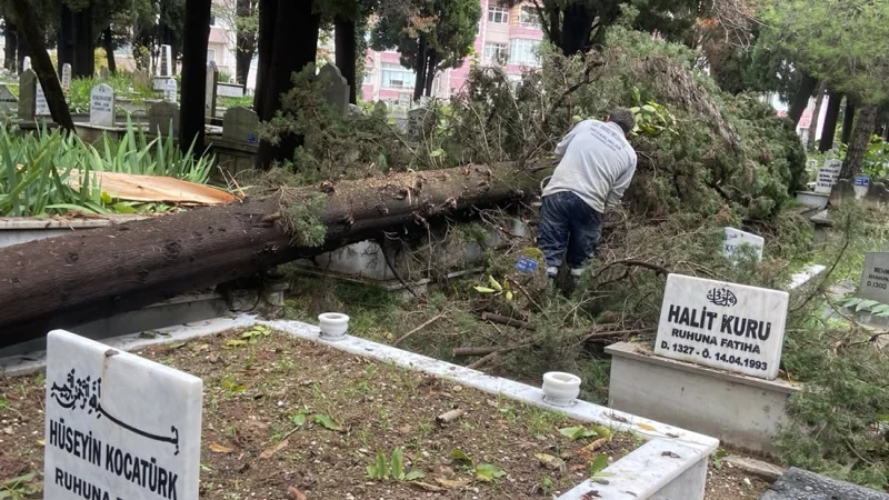 Karadeniz Ereğli'de Fırtınanın Zarar Verdiği Şehir Mezarlığı Onarıldı