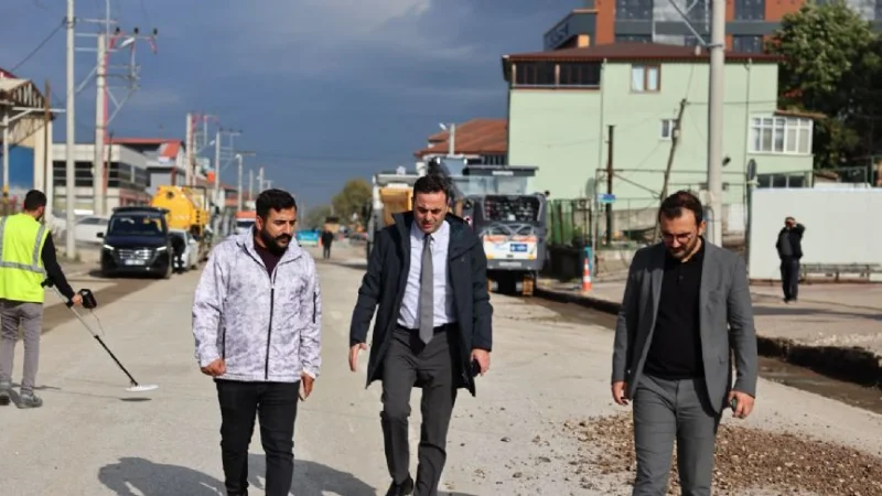 Karamürsel Caddesi'nde Yenileme Çalışmaları Sürüyor