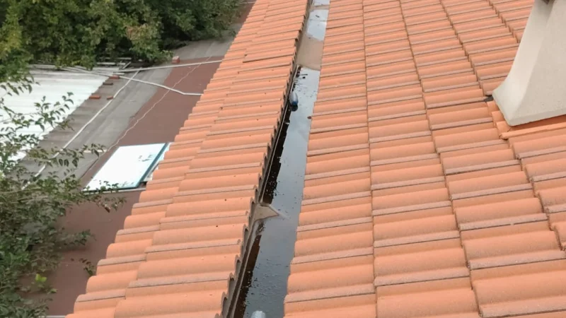 Kemer'de Cumhuriyet Meydanı'ndaki Binaların Çatıları Onarıldı