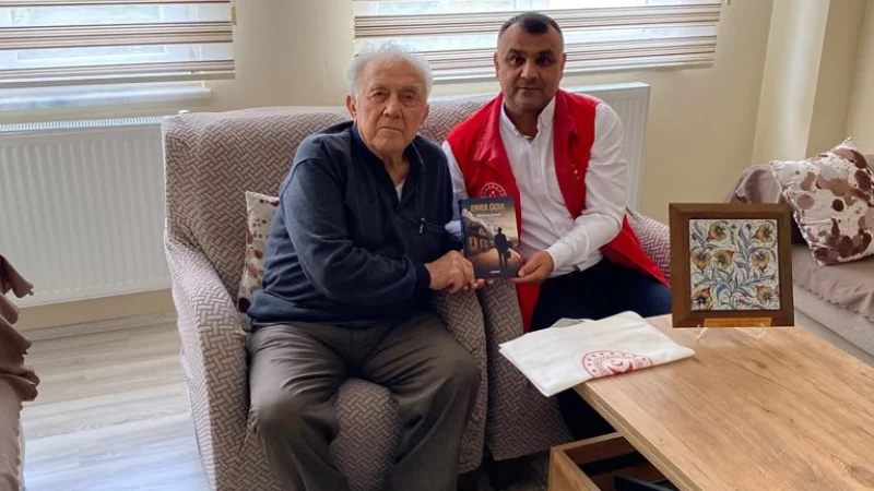 Kütahya'da Dünya Yaşlılar Günü'nde Emekli Öğretmen ve Şair Enver Çiçek'e Ziyaret