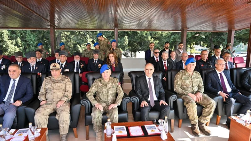 Manisa 8'inci Komando Eğitim Tugay Komutanlığı'nda Sancak Teslim Töreni