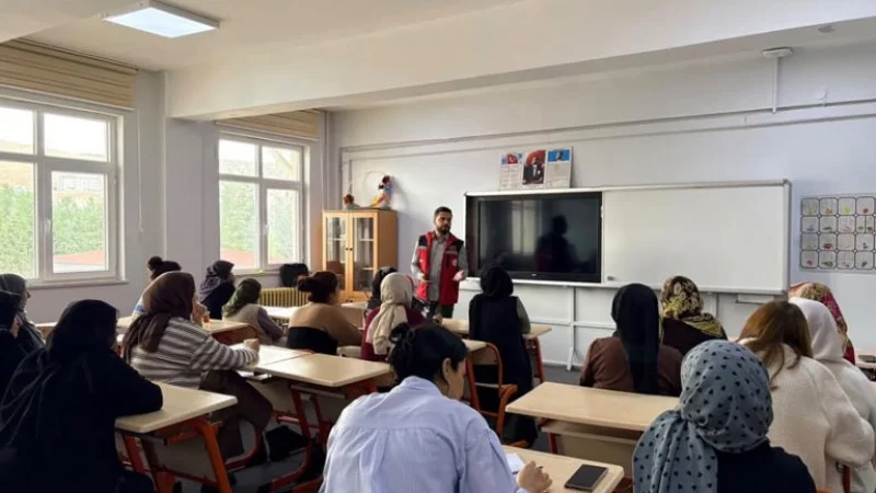 Mardin'de Aile Destek Merkezi Kursiyerlerine Kişisel Gelişim Eğitimi