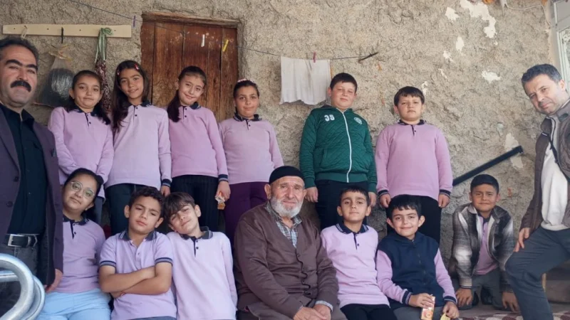 Nevşehir'de Öğrencilerden Yaşlılara Vefa Ziyareti
