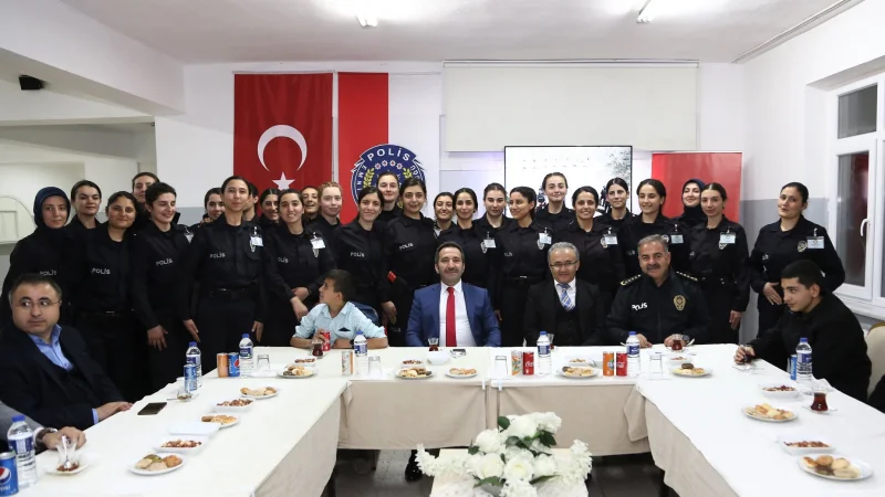 Aksaray'da Polis Adayları ve Sevgi Evi Öğrencileri Yemekte Buluştu