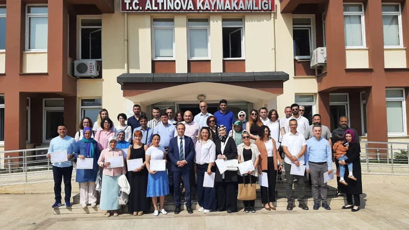 Altınova'da Özverili Çalışan Öğretmenlere Başarı Belgesi Verildi