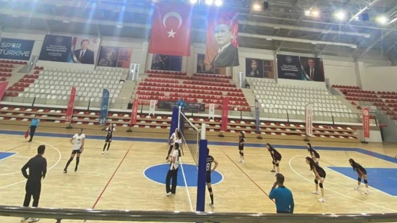 Batman'ı Temsil Eden Kız Voleybol Takımı Van Ekibiyle Karşılaştı