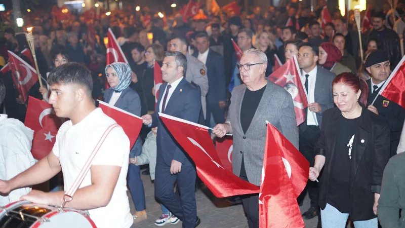 Bayramiç'te 29 Ekim Coşkusu: Fener Alayı Düzenlendi