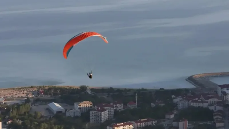 Bitlis'in Adilcevaz İlçesinde Seydi Baba Tepesi'nden Yamaç Paraşütü Deneme Uçuşları Yapıldı