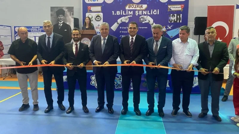 Bozkır'da Geleneksel Bilim Fuarı Başladı: Öğrenciler Projelerini Sergiledi