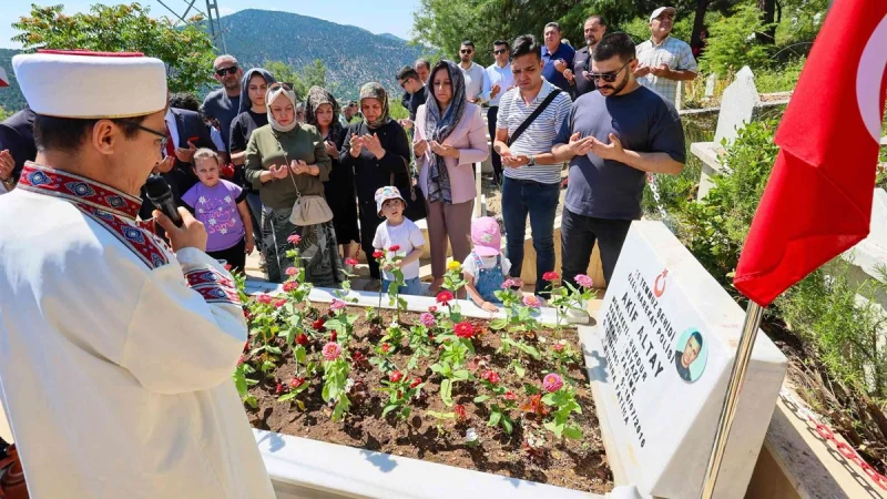 Burdur Valisi Bilgihan'dan 15 Temmuz Şehitlerine Anlamlı Ziyaret