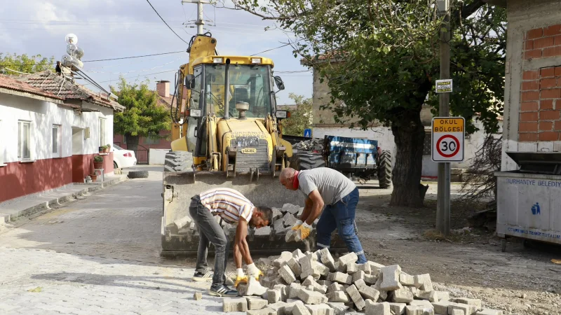 Burhaniye'de Yol Yapım, Bakım ve Onarım Çalışmaları Devam Ediyor