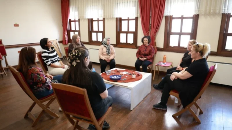Bursa'da Meme Kanseriyle Mücadele Eden Kadınlar 'Yas Çemberi'nde Buluştu