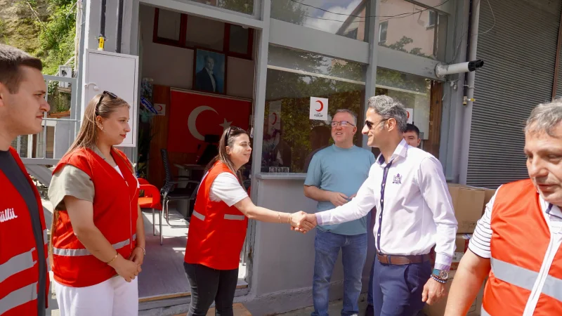 Çaycuma'da Organize Sanayi Firmalarından Kızılay'a Anlamlı Destek